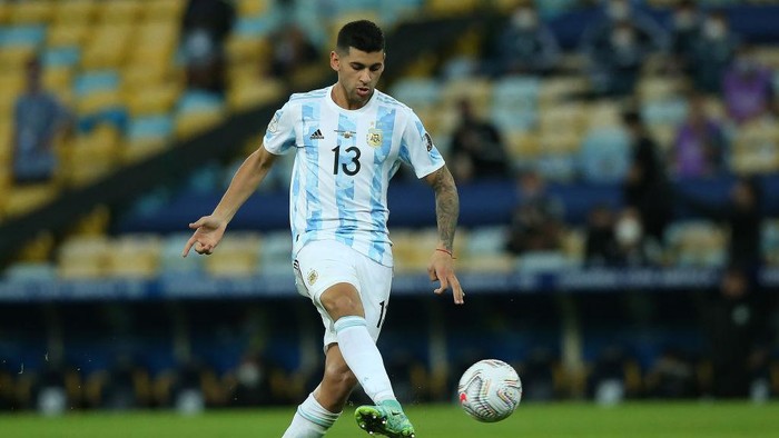 RIO DE JANEIRO, BRAZIL - JULY 10: Cristian Romero of Argentina controls the ball during the final of Copa America Brazil 2021 between Brazil and Argentina at Maracana Stadium on July 10, 2021 in Rio de Janeiro, Brazil. (Photo by Alexandre Schneider/Getty Images)