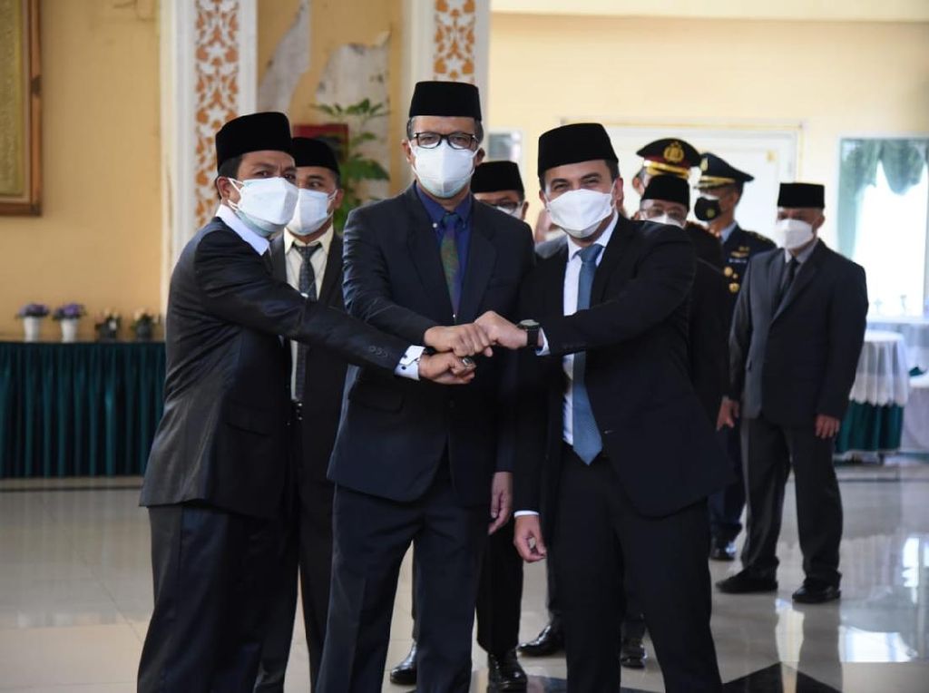Usai Saling Sindir di Medsos, Dadang-Sahrul Gunawan Tampil Bareng Lagi Usai Saling Sindir di Medsos, Dadang-Sahrul Gunawan Tampil Bareng Lagi