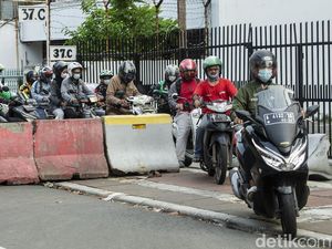 Disekat Beton, Warga Tetap Nekat Terobos