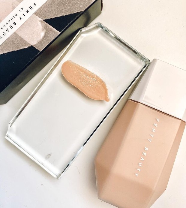 Fenty Beauty Eaze Drop Blurring Skin Tint masuk dalam rekomendasi foundation dengan formula ringan terbaik.
