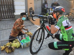 Aksi Ganjar Pranowo Borong Tahu Bakso sampai Pisang saat Bersepeda