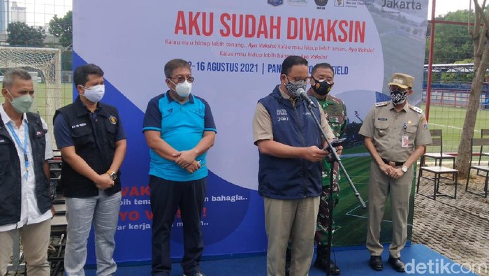 Bos Persiba Balikpapan, Gede Widiade, bersama Gubernur DKI Jakarta, Anies Baswedan.
