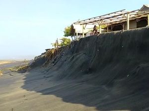 Dua Warung Rusak Diterjang Gelombang Tinggi di Pantai Apra Cianjur