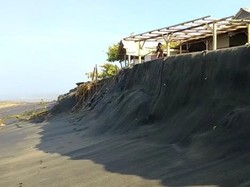Gelombang Tinggi Hantam Pantai Apra Cianjur, Abrasi-Dua Warung Rusak