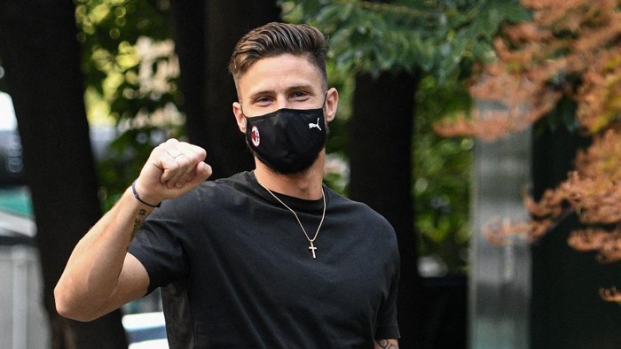 New AC Milan centre-forward, Frances Olivier Giroud gestures upon his arrival at La Madonnina clinic in Milan on July 16, 2021 to undergo a medical check up. - The 34-year-old World Cup winner is reported to be set to sign a two-year contract worth three million euros per season with AC Milan. (Photo by Piero CRUCIATTI / AFP)