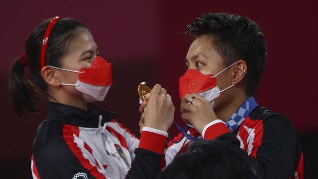 Tokyo 2020 Olympics - Badminton - Women's Doubles - Medal Ceremony - MFS - Musashino Forest Sport Plaza, Tokyo, Japan – August 2, 2021.  Gold medallists Greysia Polii of Indonesia and Apriyani Rahayu of Indonesia interact. REUTERS/Leonhard Foeger
