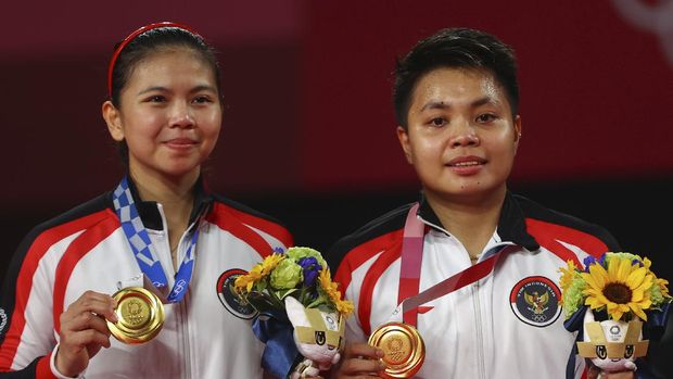Tokyo 2020 Olympics - Badminton - Women's Doubles - Medal Ceremony - MFS - Musashino Forest Sport Plaza, Tokyo, Japan – August 2, 2021.  Gold medallists Greysia Polii of Indonesia and Apriyani Rahayu of Indonesia pose with their medals. REUTERS/Leonhard Foeger