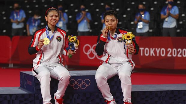 Tokyo 2020 Olympics - Badminton - Women's Doubles - Medal Ceremony - MFS - Musashino Forest Sport Plaza, Tokyo, Japan – August 2, 2021.  Gold medallists Greysia Polii of Indonesia and Apriyani Rahayu of Indonesia pose with their medals at the podium. REUTERS/Leonhard Foeger