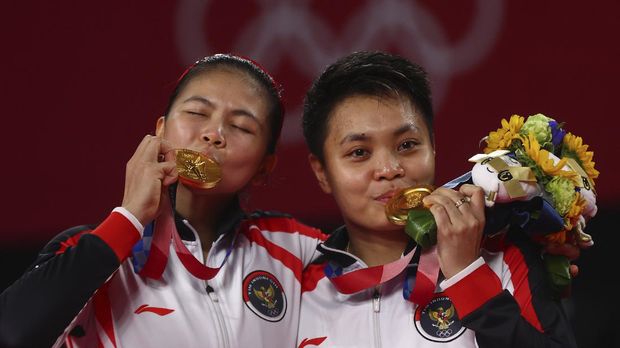 Tokyo 2020 Olympics - Badminton - Women's Doubles - Medal Ceremony - MFS - Musashino Forest Sport Plaza, Tokyo, Japan – August 2, 2021.  Gold medallists Greysia Polii of Indonesia and Apriyani Rahayu of Indonesia pose with their medals. REUTERS/Leonhard Foeger