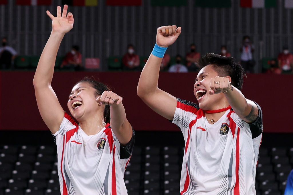 CHOFU, JAPAN - JULY 31: Greysia Polii(right) and Apriyani Rahayu of Team Indonesia celebrate after their victory against Lee Sohee and Shin Seungchan of Team South Korea during a Women's Doubles Semi-final match on day eight of the Tokyo 2020 Olympic Games at Musashino Forest Sport Plaza on July 31, 2021 in Chofu, Tokyo, Japan. (Photo by Lintao Zhang/Getty Images)