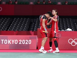 Tradisi Cium Tangan Apriyani Rahayu ke Greysia Polii