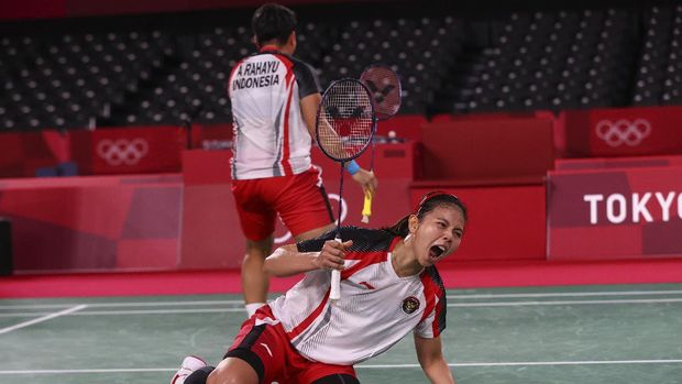 Tokyo 2020 Olympics - Badminton - Women's Doubles - Gold medal match - MFS - Musashino Forest Sport Plaza, Tokyo, Japan – August 2, 2021.  Greysia Polii of Indonesia and Apriyani Rahayu of Indonesia celebrate winning the first set of the match against Chen Qingchen of China and Jia Yifan of China. REUTERS/Leonhard Foeger