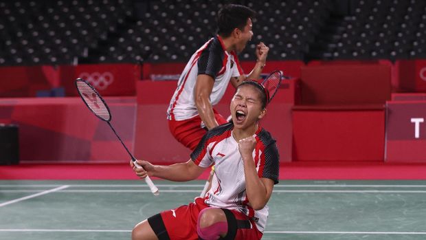 Tokyo 2020 Olympics - Badminton - Women's Doubles - Gold medal match - MFS - Musashino Forest Sport Plaza, Tokyo, Japan – August 2, 2021.  Greysia Polii of Indonesia and Apriyani Rahayu of Indonesia celebrate winning the first set of the match against Chen Qingchen of China and Jia Yifan of China. REUTERS/Leonhard Foeger