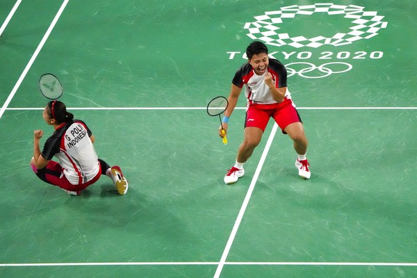 Indonesias Greysia Polii, left, and Apriyani Rahayu celebrates after making a point during their womens doubles gold medal match against Chinas Chen Qing Chen and Jia Yi Fan at the 2020 Summer Olympics, Monday, Aug. 2, 2021, in Tokyo, Japan. (AP Photo/Markus Schreiber)