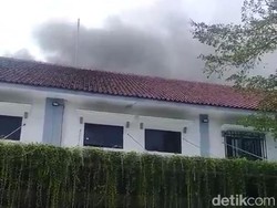 Gudang RSUD Jombang Terbakar Bikin Pengunjung Berhamburan
