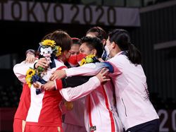 Momen Manis Greysia/Apriyani Ajak Semua Peraih Medali Pelukan di Podium