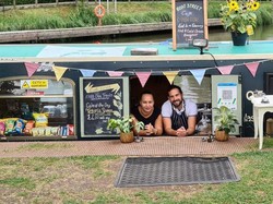 Batal Liburan, Pasangan Ini Sulap Perahu Pribadinya Jadi Kafe Terapung