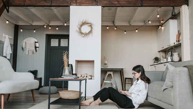 Lelah bekerja ketika WFH/ Foto: Pexels/ Vlada Karpovich