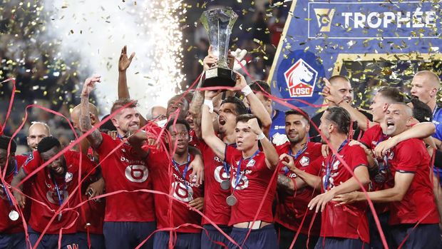 Lille's Jose Fonte holds a trophy as he celebrates with his teammates after winning the French Super Cup final soccer match between Lille and Paris Saint-Germain at Bloomfield Stadium in Tel Aviv, Israel, Sunday, Aug. 1, 2021. (AP Photo/Ariel Schalit)