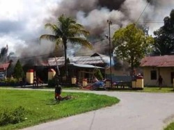 Massa Bakar Mapolsek Nimboran Jayapura Buntut Penembakan Warga