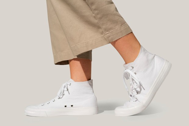 Memakai sepatu