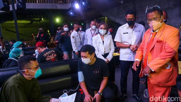Menparekraf Sandiaga Uno Tinjau Vaksinasi di Holywings
