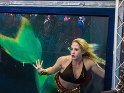 Pakai Baju Mermaid dan Menyelam Jadi Tren Hobi Baru