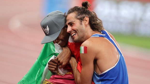 Tokyo 2020 Olympics - Athletics - Men's High Jump - Final- OLS - Olympic Stadium, Tokyo, Japan – August 1, 2021. Mutaz Essa Barshim of Qatar and Gianmarco Tamberi of Italy celebrate after winning gold REUTERS/Hannah Mckay