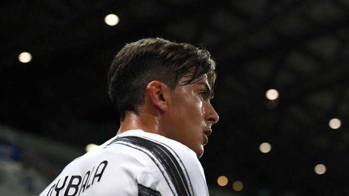 REGGIO NELLEMILIA, ITALY - MAY 12: Paulo Dybala of Juventus looks on during the Serie A match between US Sassuolo and Juventus at Mapei Stadium - Città del Tricolore on May 12, 2021 in Reggio nellEmilia, Italy. Sporting stadiums around Italy remain under strict restrictions due to the Coronavirus Pandemic as Government social distancing laws prohibit fans inside venues resulting in games being played behind closed doors.  (Photo by Alessandro Sabattini/Getty Images)