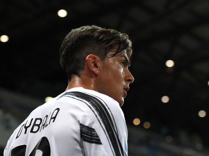 REGGIO NELL'EMILIA, ITALY - MAY 12: Paulo Dybala of Juventus looks on during the Serie A match between US Sassuolo and Juventus at Mapei Stadium - Città del Tricolore on May 12, 2021 in Reggio nell'Emilia, Italy. Sporting stadiums around Italy remain under strict restrictions due to the Coronavirus Pandemic as Government social distancing laws prohibit fans inside venues resulting in games being played behind closed doors.  (Photo by Alessandro Sabattini/Getty Images)