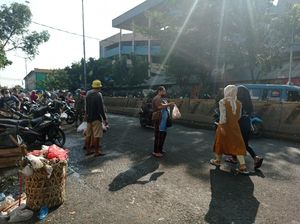 Pedagang Pasar Minggu Turun ke Jalan Tawarkan Dagangan, Ada yang Tak Bermasker