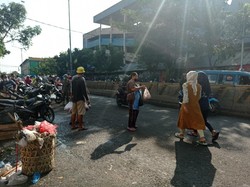 Pedagang Pasar Minggu Turun ke Jalan Tawarkan Dagangan, Ada yang Tak Bermasker