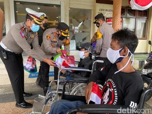 Penyandang Disabilitas di Banyuwangi Dapat Sembako dan Bendera Merah Putih