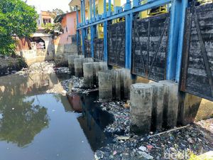Jorok! Sampah Kiriman Pasar Pabaeng-baeng Makassar Menumpuk di Kanal