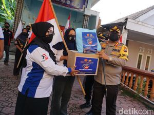 Tak Hanya Vaksin, Semangat Merah Putih Juga Disuntikkan di Mojokerto