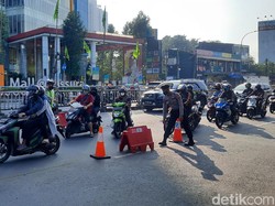 PPKM Level 4 Berakhir Hari Ini, Lalin di Penyekatan Basura Jaktim Lancar