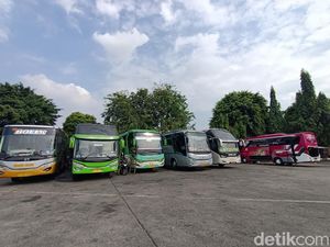 Sopir Bus Antarpulau Minta PPKM Level 4 Tak Dilanjut: Tak Ada Penumpang Sopir Bus Antarpulau Minta PPKM Level 4 Tak Dilanjut: Tak Ada Penumpang