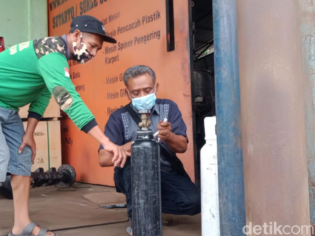 Bengkel di Klaten Ini Berbagi Oksigen-Pinjamkan Mobil untuk Ambulans Bengkel di Klaten Ini Berbagi Oksigen-Pinjamkan Mobil untuk Ambulans