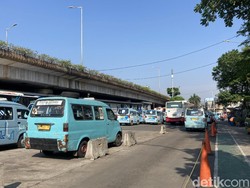 Duka Sopir Angkot di Terminal Kampung Melayu Selama PPKM