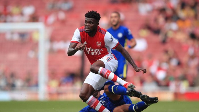 LONDON, ENGLAND - AUGUST 01: Thomas Partey of Arsenal appears to injure his ankle in this challenge from Ruben Loftus-Cheek of Chelsea during the Pre Season Friendly between Arsenal and Chelsea at Emirates Stadium on August 1, 2021 in London, England. (Photo by Marc Atkins/Getty Images)