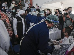 Nakes Malang Jadi yang Pertama di Indonesia Divaksin Dosis Ketiga, Ini Syaratnya