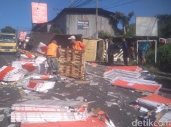 Truk Rem Blong Tabrak Mobil-Pejalan Kaki di Puncak, Satu Orang Tewas
