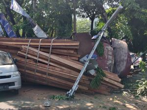 Truk Terguling di Gresik, Muatan Kayu Timpa Mobil dan Pengendara Motor