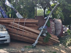 Truk Terguling di Gresik, Muatan Kayu Timpa Mobil dan Pengendara Motor