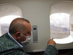 Momen Erdogan Pantau Kebakaran Hutan di Turki dari Pesawat