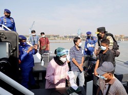 900 Nelayan hingga Masyarakat Pesisir Ikuti Vaksinasi dari Atas Kapal