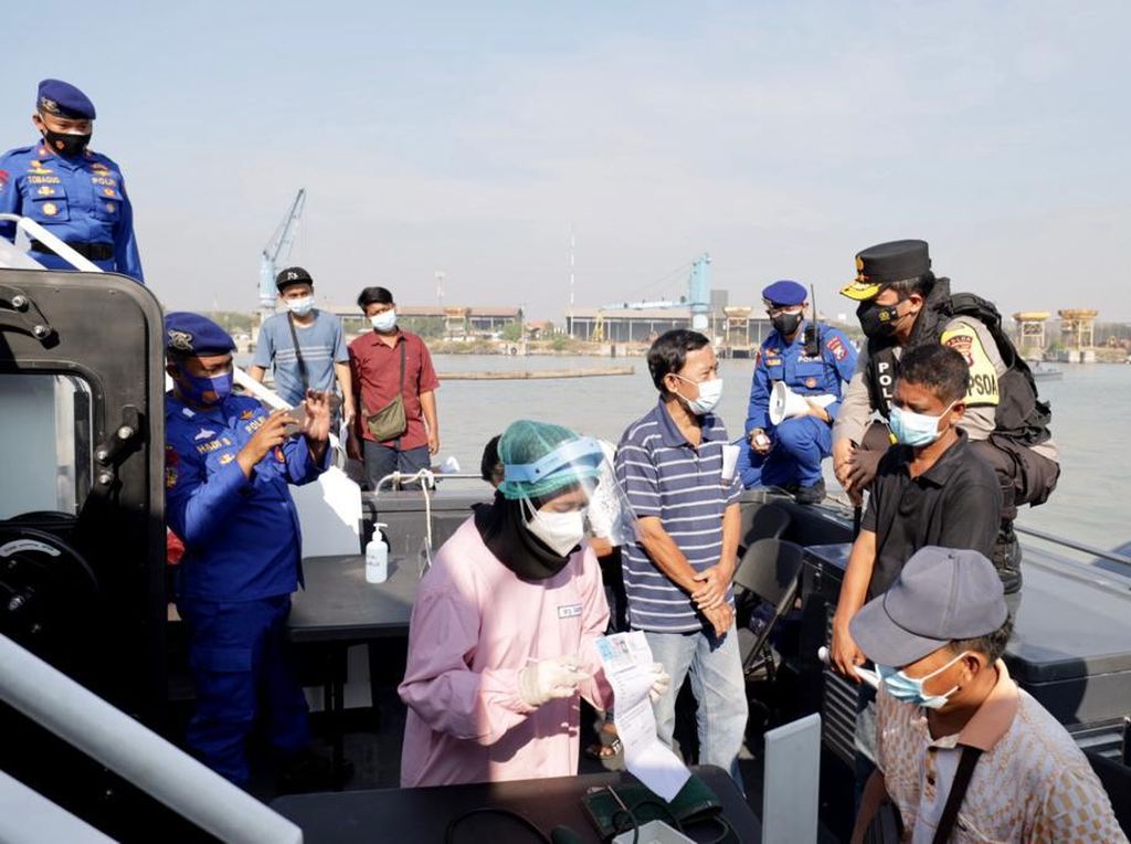 900 Nelayan hingga Masyarakat Pesisir Ikuti Vaksinasi dari Atas Kapal 900 Nelayan hingga Masyarakat Pesisir Ikuti Vaksinasi dari Atas Kapal
