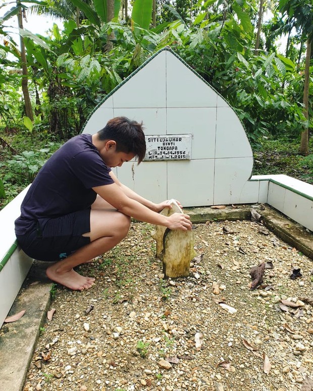 Apriyani Rahayu ziarah ke makam ibunda (foto: instagram.com/r.apriyanig) Apriyani Rahayu ziarah ke makam ibunda (foto: instagram.com/r.apriyanig)