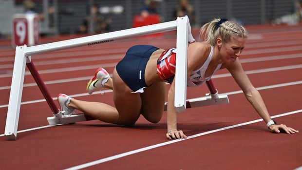 ATHLETICS-OLY-2020-2021-TOKYO Britain's Jessie Knight falls while competing in the women's 400m hurdles heats during the Tokyo 2020 Olympic Games at the Olympic Stadium in Tokyo on July 31, 2021. (Photo by Andrej ISAKOVIC / AFP)