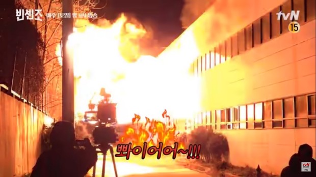 (Bakar gedung beneran! begini totalitasnya proses syuting drama Vincenzo/Foto: youtube.com/ tvn Drama) Bakar gedung beneran! begini totalitasnya proses syuting drama Vincenzo/Foto: youtube.com/ tvn Drama